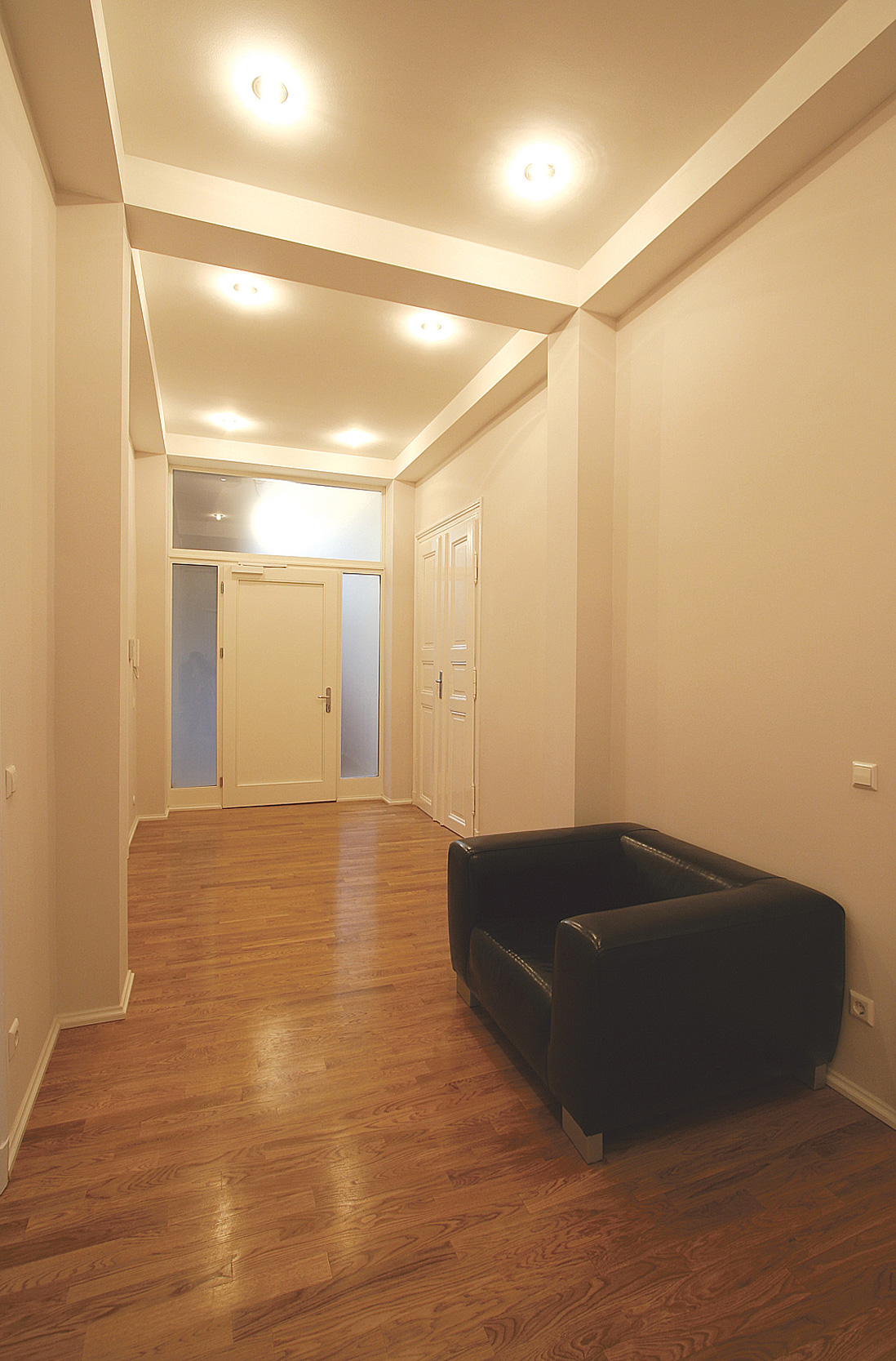 Die neue Etagenlobby wird strukturiert durch Deckenkassetten und Lisenen.